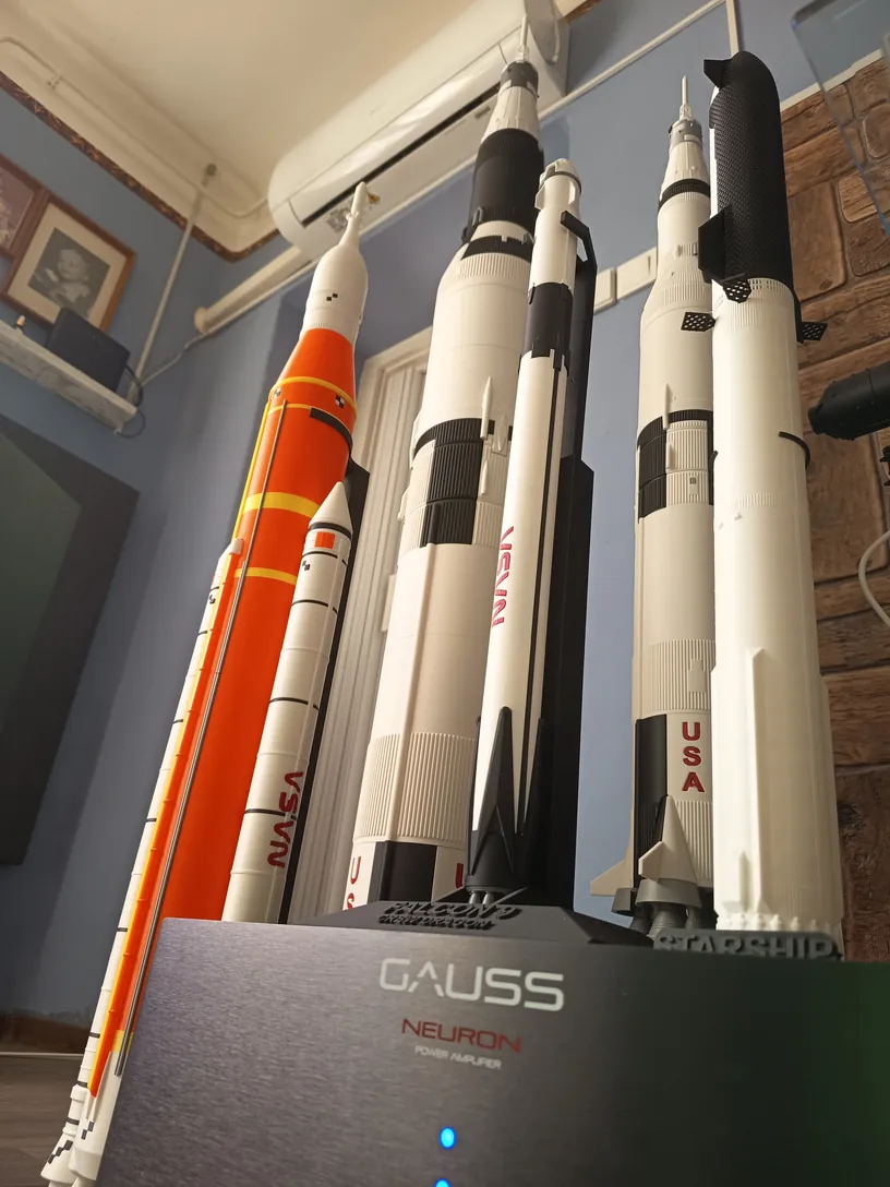 Több rakétamakett egymás mellett alulnézetből: az SLS, a Saturn V és a Starship.